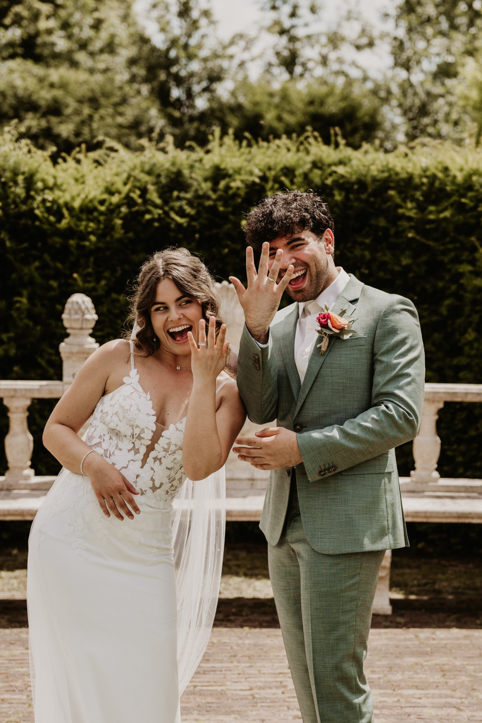 bruid en bruidegom in de tuin