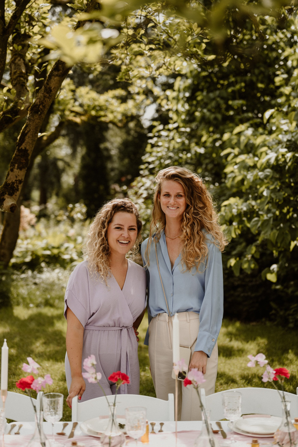 twee vrouwen staan naast elkaar in de tuin