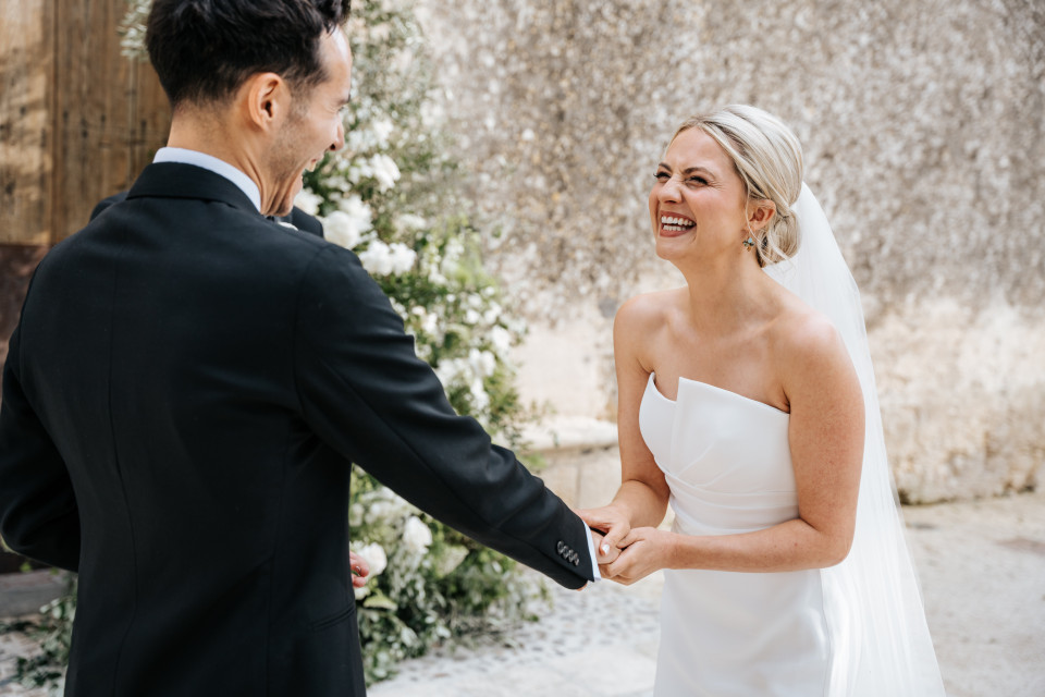 bruid en bruidegom lachen naar elkaar