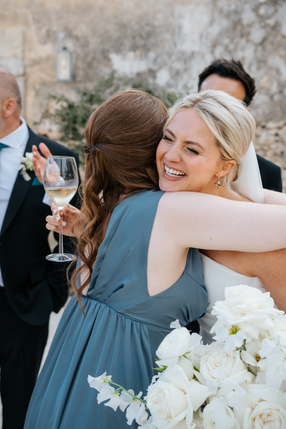 een bruid en bruidegom omhelzen elkaar op hun bruiloft