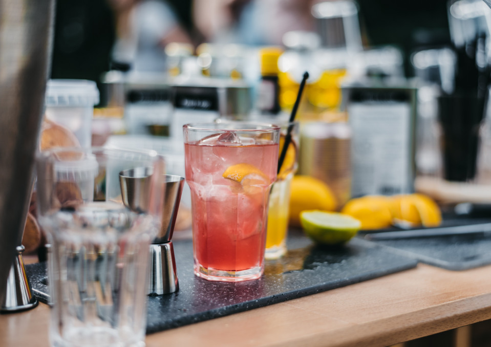 een drankje staat op een bar met een glas en ijs
