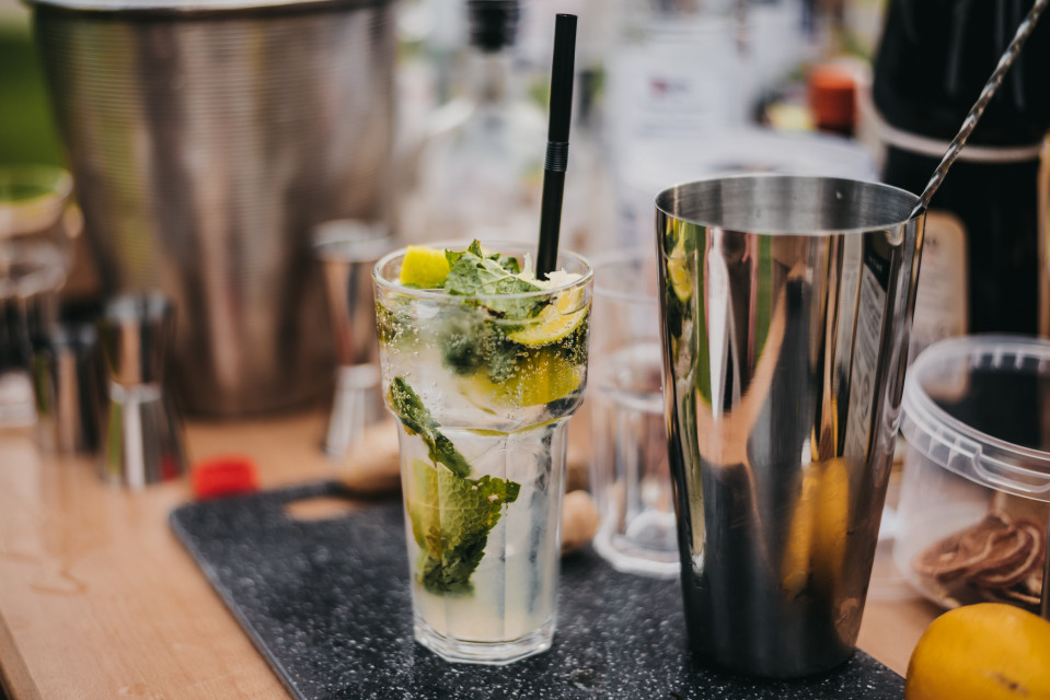 een drankje met een citroen en munt garnering op een tafel