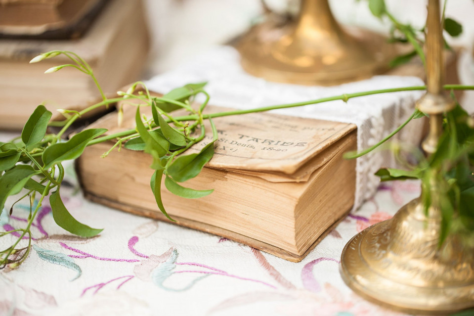 oude boeken en kaarsen op een tafel