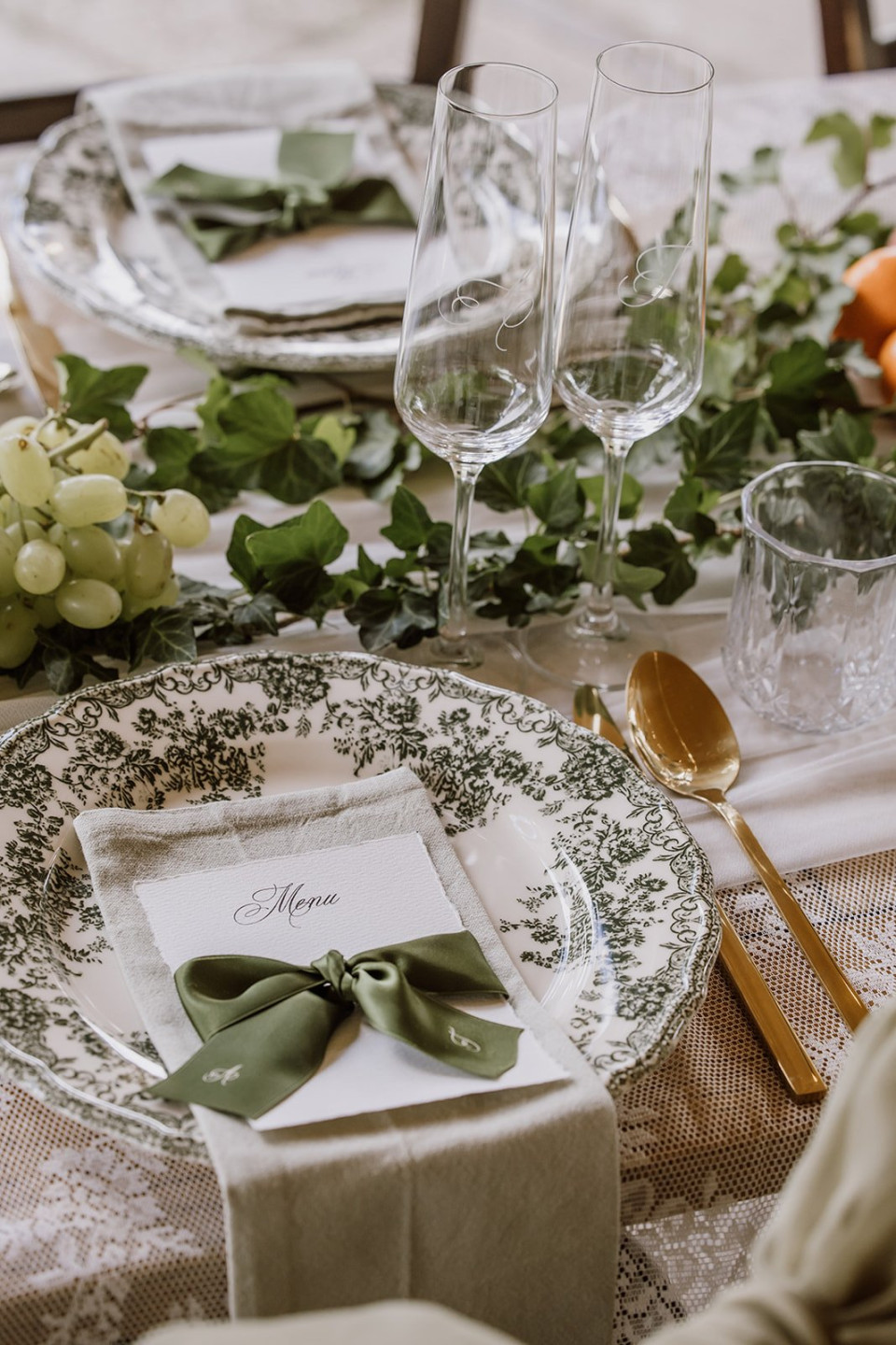 een tafelsetting met een plaatskaart op de tafel