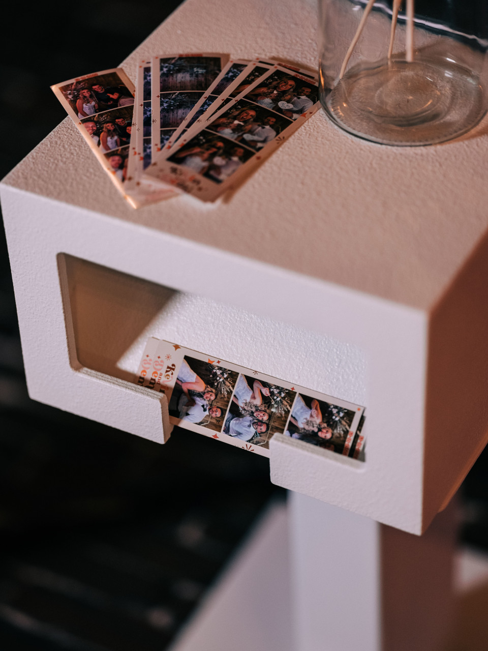 een witte tafel met een vaas en een fotolijst