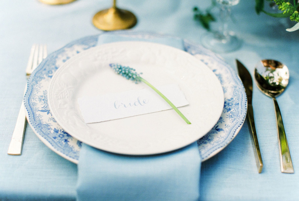blauwe en witte bruiloft tafelsetting