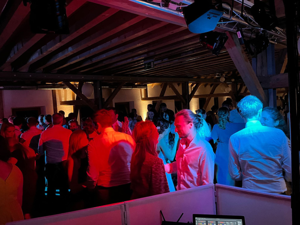 een groep mensen die om een dj-booth staan