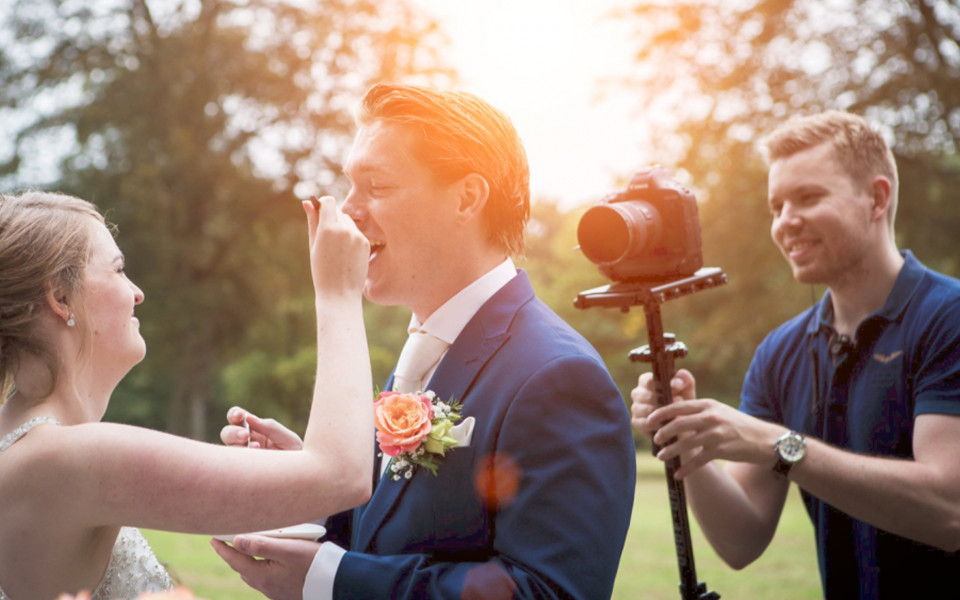 een man en vrouw die foto's van elkaar maken