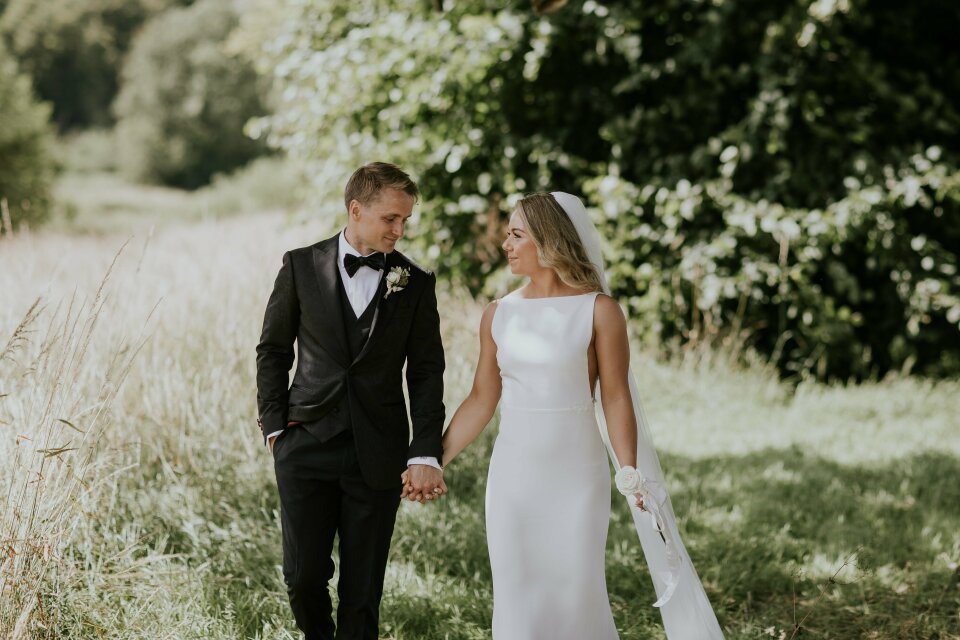 Trouwjurk passen bij Queens for Him and Her