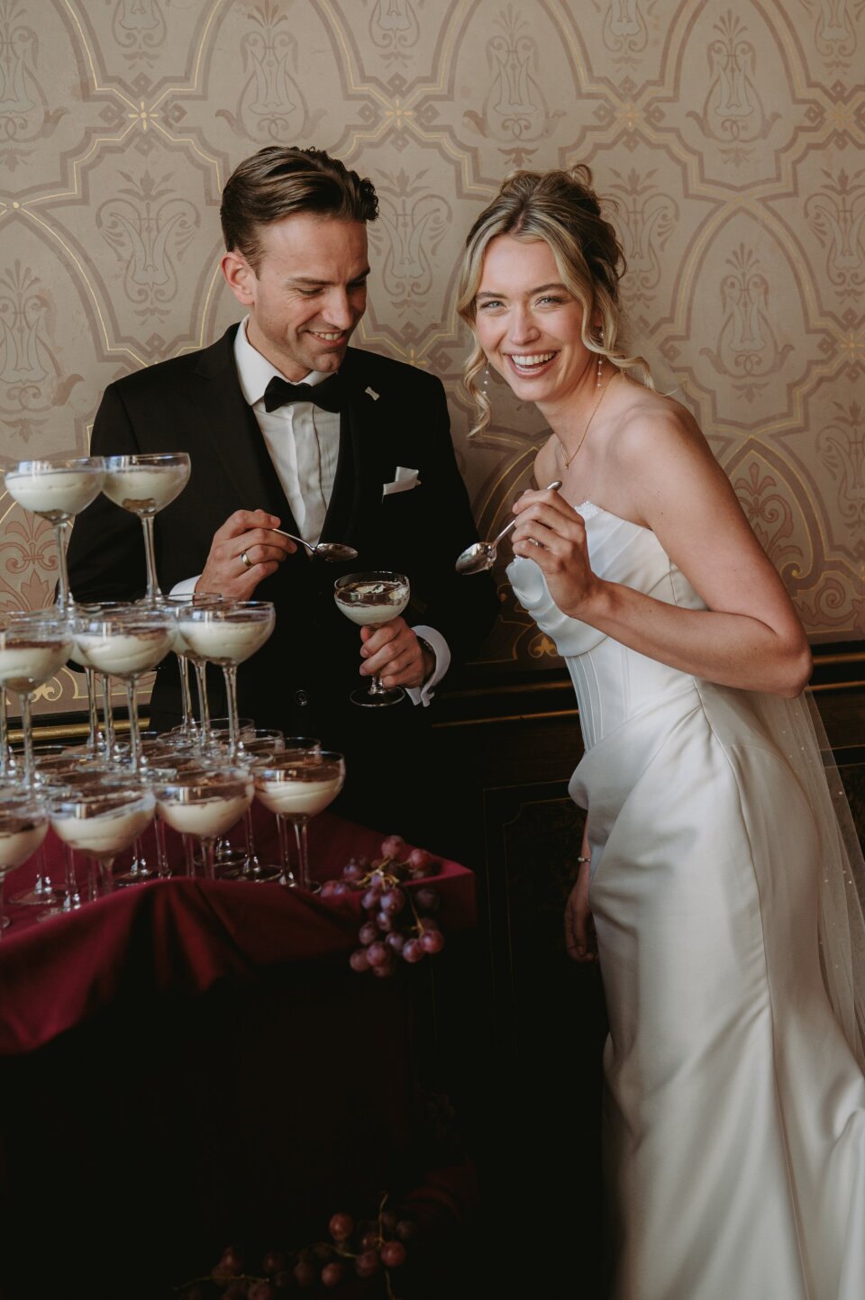 Desserttoren met champagnecoupes