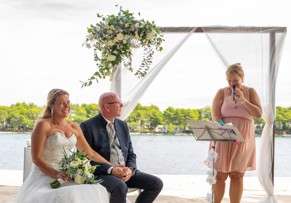 Trouwambtenaar Internationale Hochzeitsrednerin & Sängerin Anne Live! details