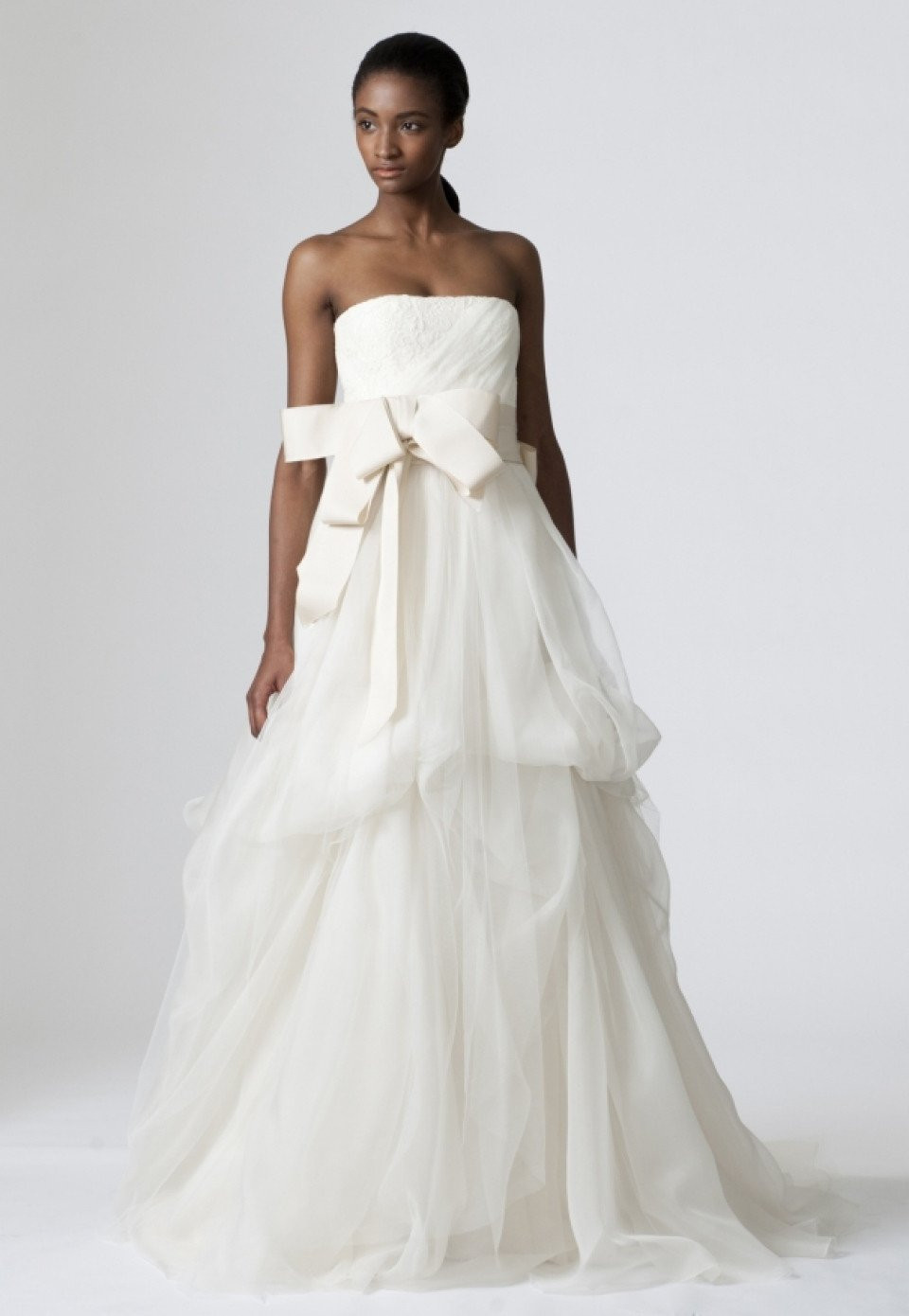de strapless trouwjurk is gemaakt van tule en heeft een strik