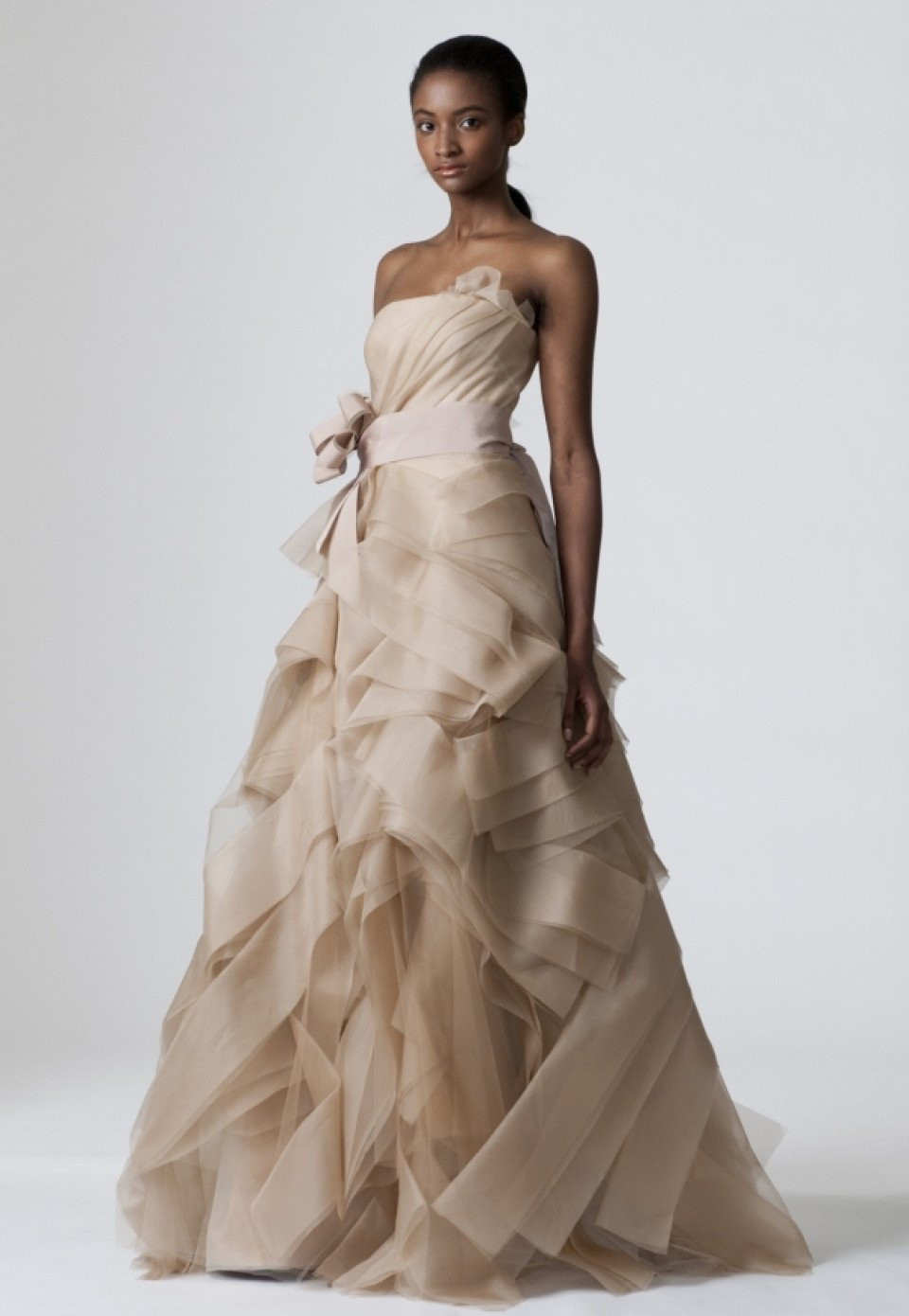 de strapless jurk is gemaakt van gerimpelde stof