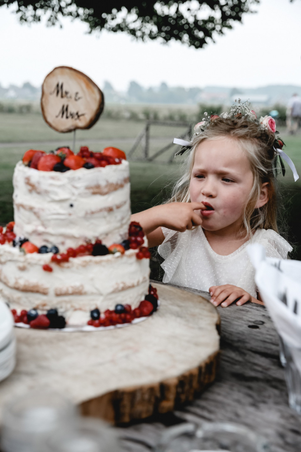 een klein meisje eet een stuk taart