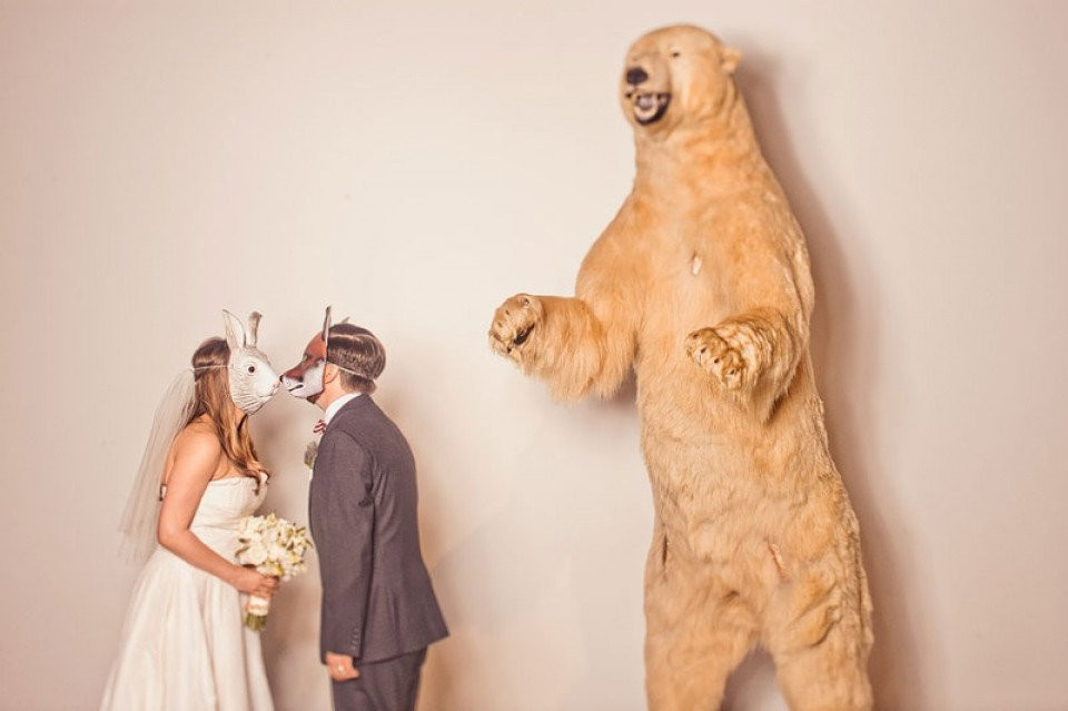 een bruid en bruidegom kussen voor een ijsbeer