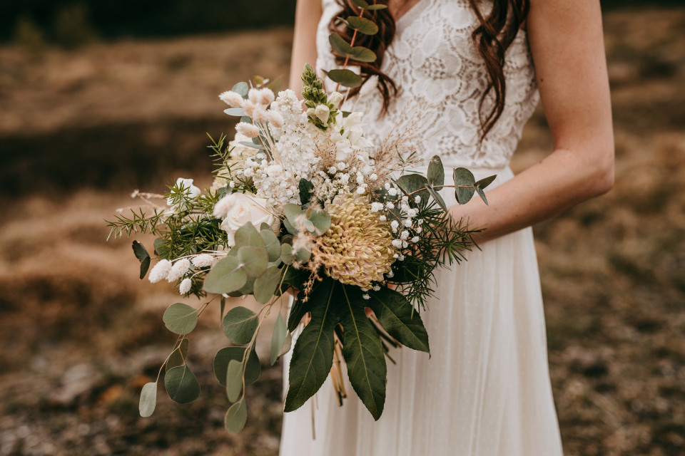 Schlichter Brautstrauß in Creme und Grün