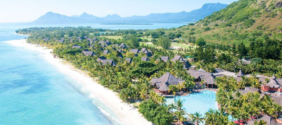 een luchtfoto van het resort op het strand