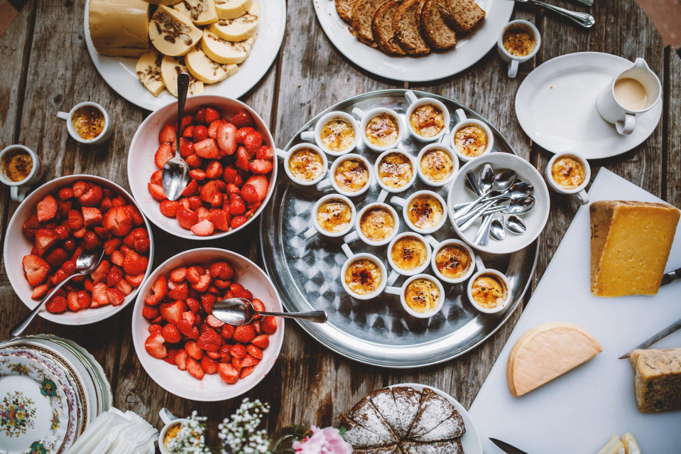 Wedding Cocktail Hour Food: Ideas, Quantities, and Tips