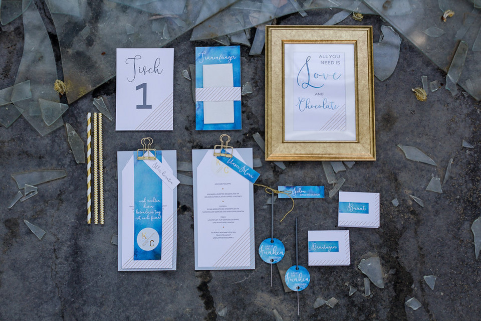 Moderne Hochzeitskarten mit hellblauen Akzenten