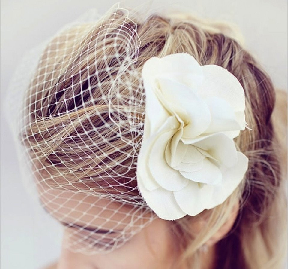 een vrouw draagt een wit bloemenhoofddeksel