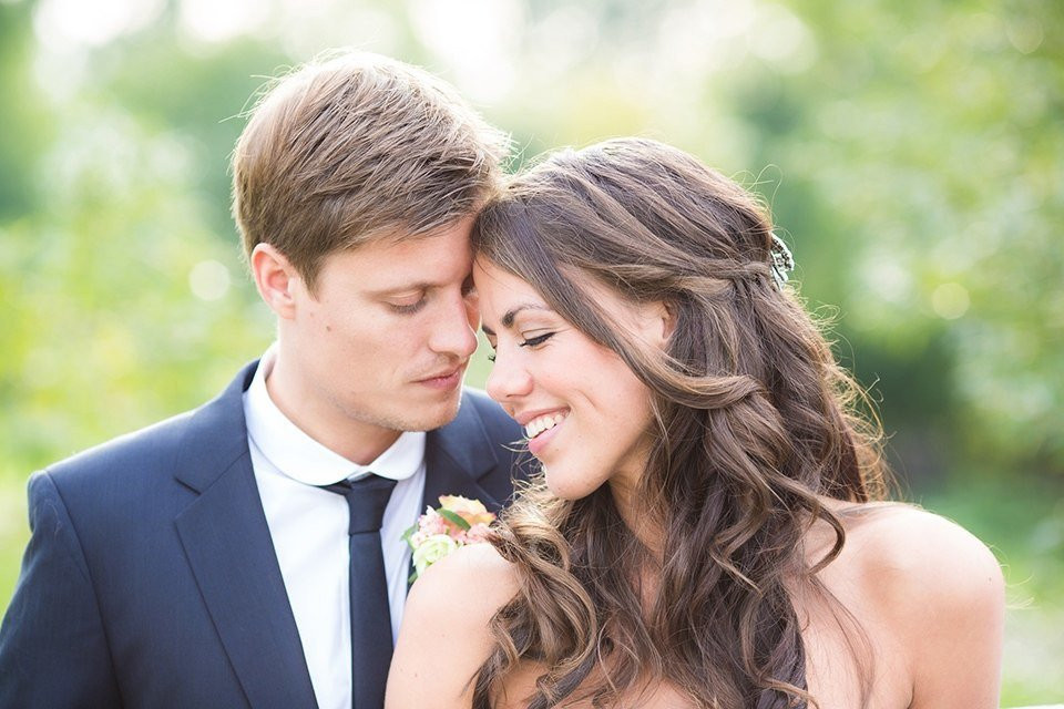 een bruid en bruidegom lachen naar elkaar