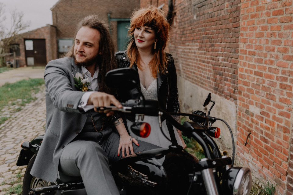 een bruid en bruidegom op een motorfiets