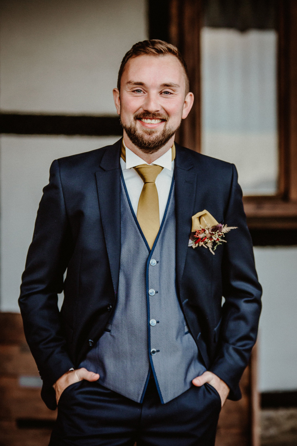 Dunkelblauer Anzug für den Bräutigam