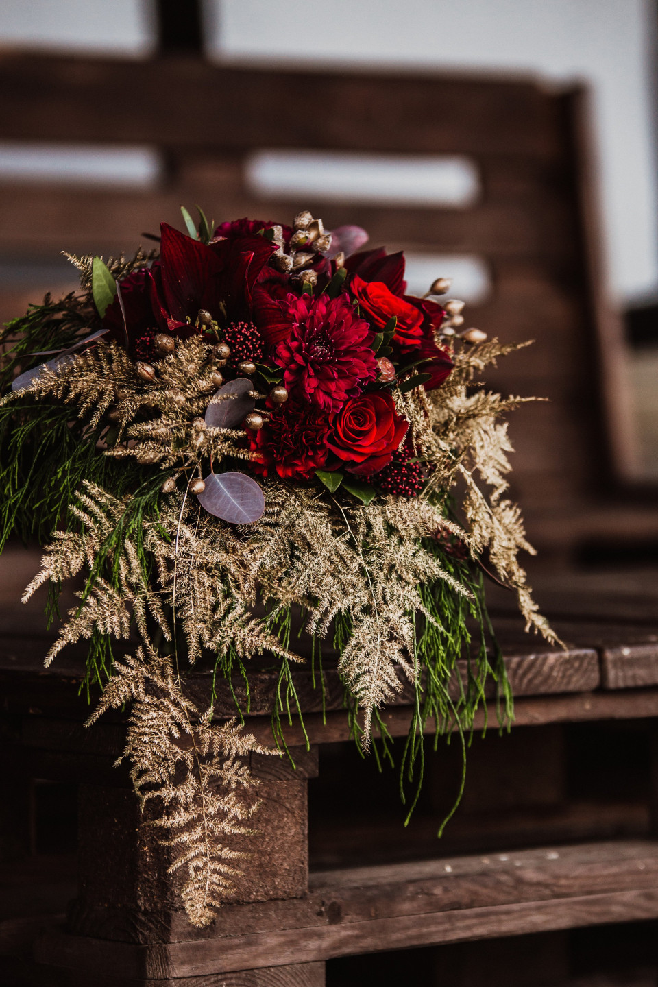 Weihnachtlicher Brautstrauß mit roten Rosen und einem roten Weihnachtsstern