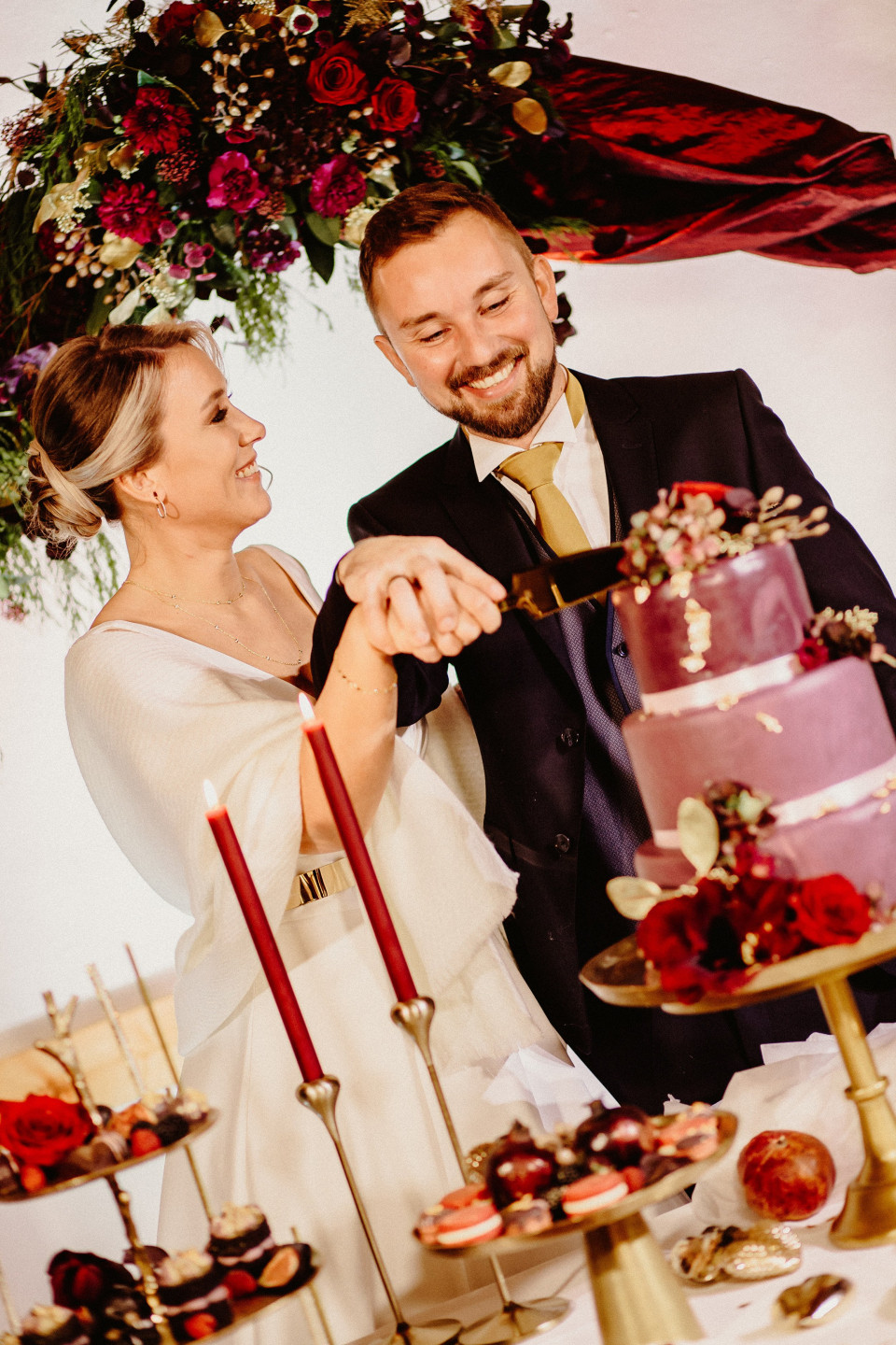 Weihnachtliche Hochzeistorte in dunklem Rot