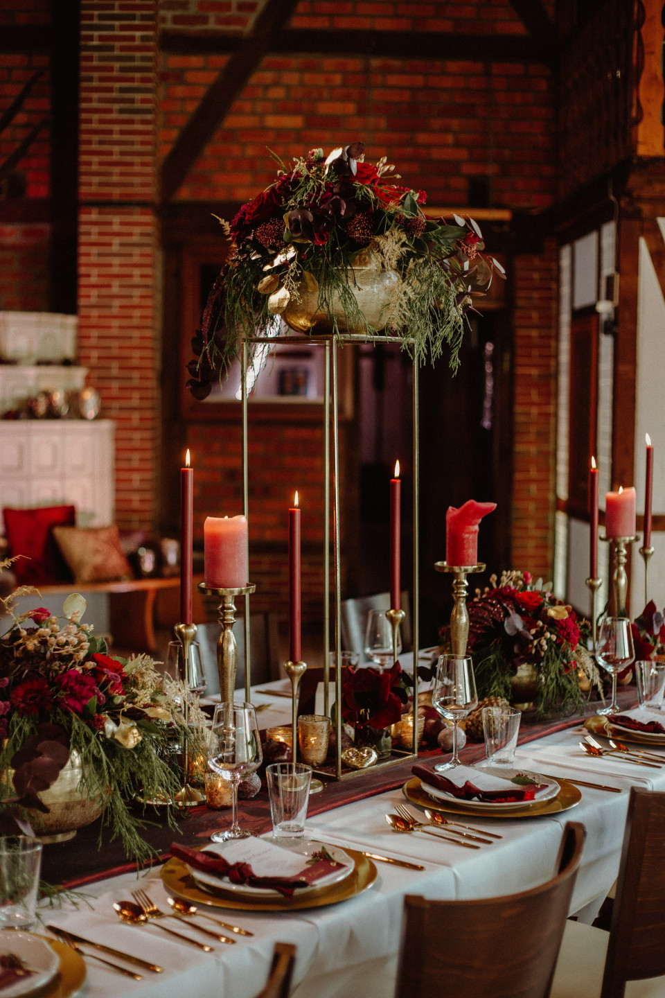 Weihnachtliche Hochzeitsdekoration in dunklem Rot