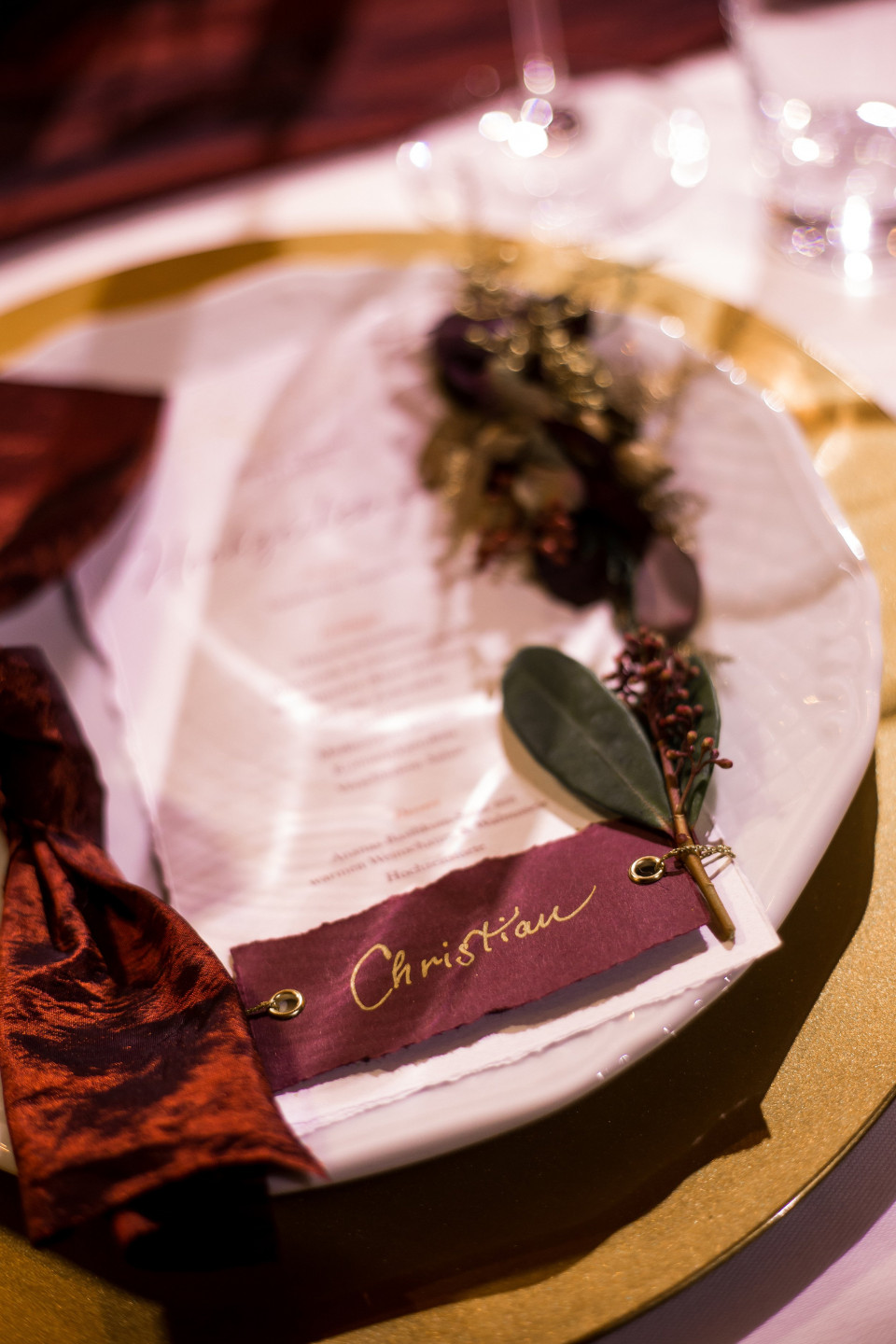 Weihnachtliche Namenslabel mit passender Menükarte