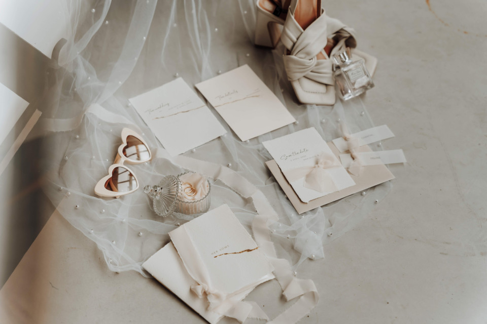 de schoenen van de bruid en trouwkaarten op de vloer