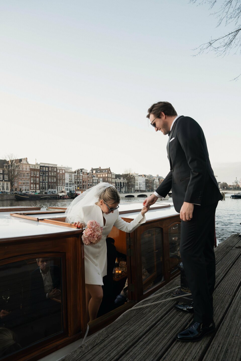 de bruid en bruidegom die zich voorbereiden om aan boord van de boot te gaan
