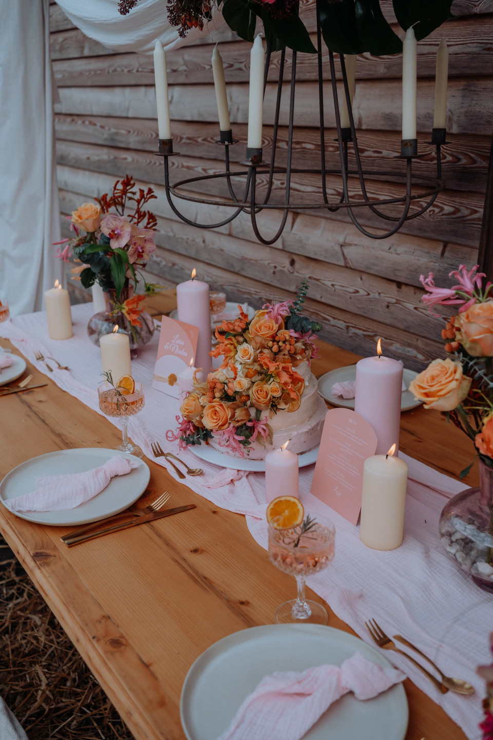 Blumendekoration in Rot und Orangetönen