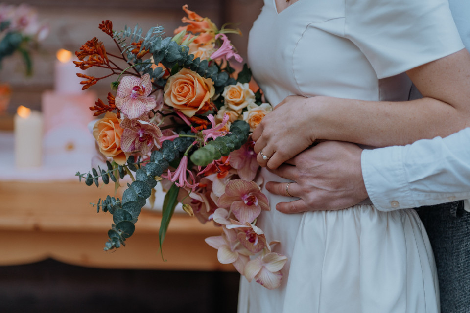 Farbenfroher Blumenstrauß in Orange und Rosa