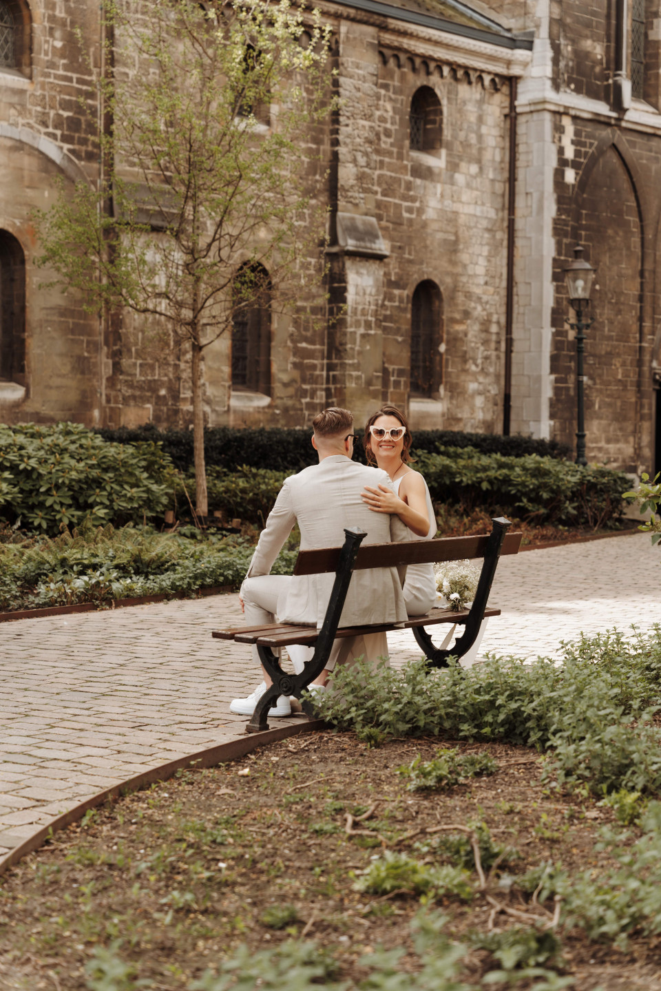 een man en een vrouw die op een bankje zitten