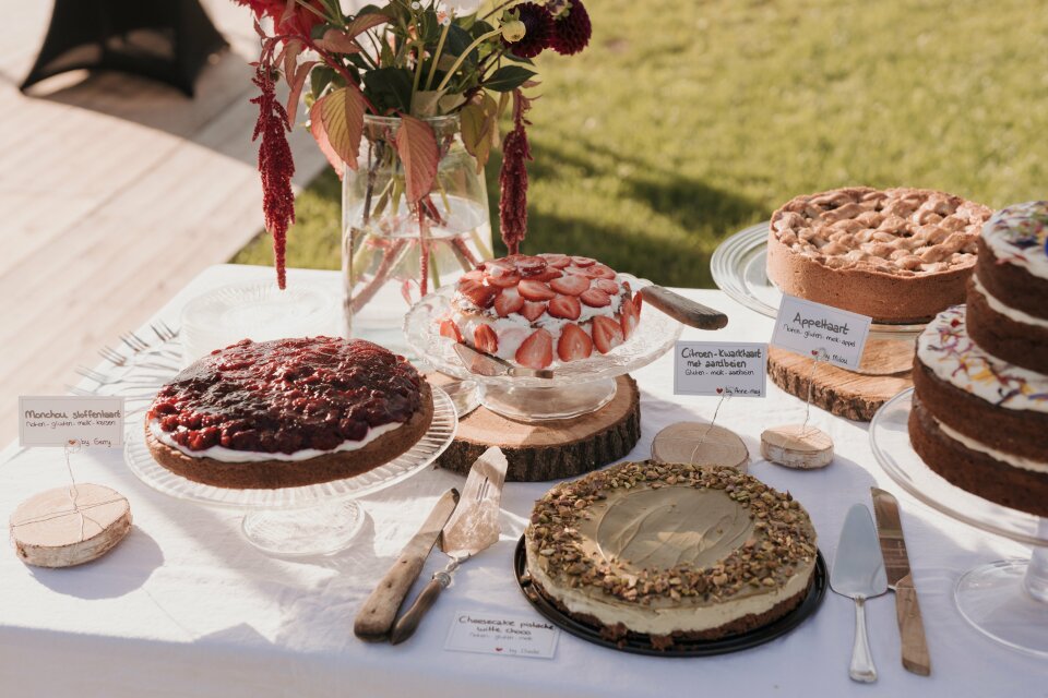 een verscheidenheid aan desserts die op een tafel buiten worden weergegeven