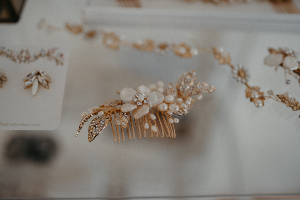 Trouwjurk passen bij KLOSTER Festfein Boutique