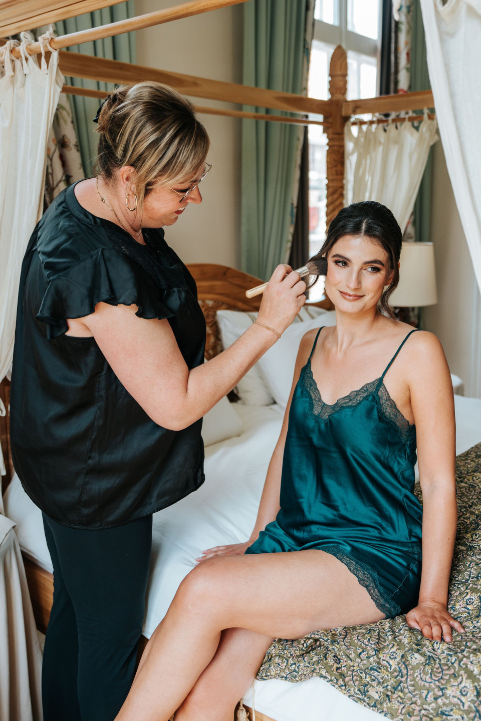 Bruidskapsel door Schoonheids ID Beauty &amp; Bruidsstyling impressie 3