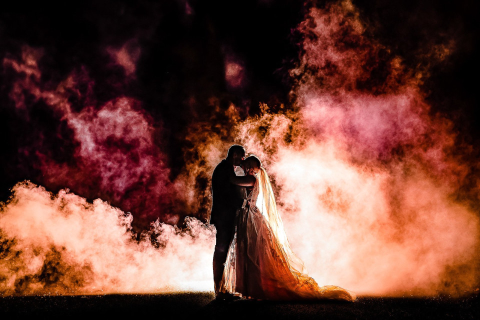 een bruid en bruidegom in silhouet met rook