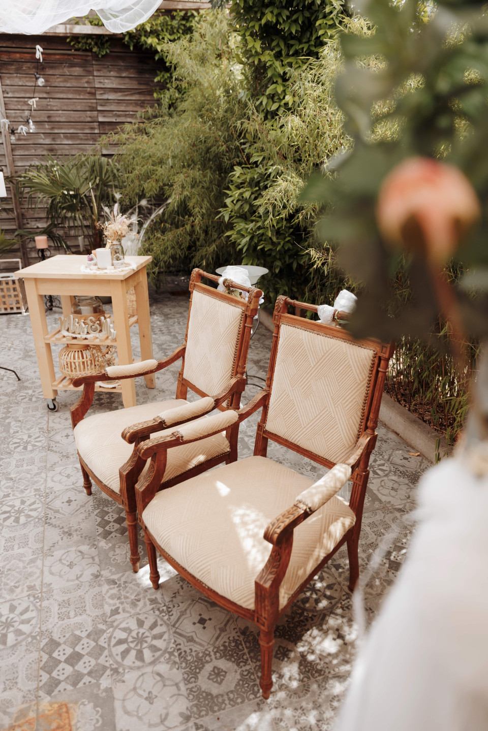 een paar stoelen en een tafel in de achtertuin