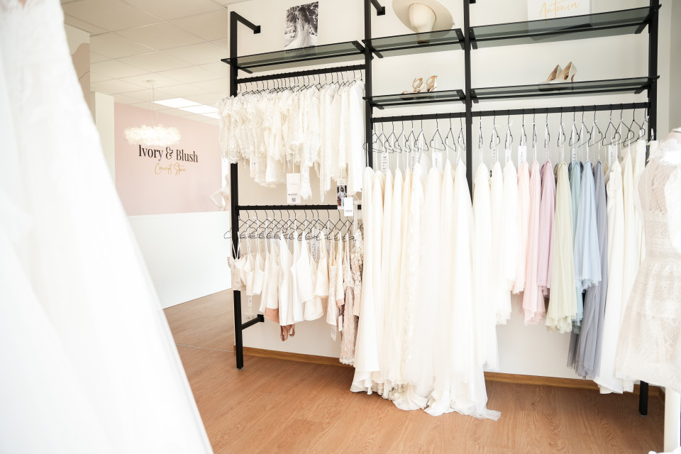 Trouwjurk van Ivory &amp; Blush - Brautmode Aalen impressie 2