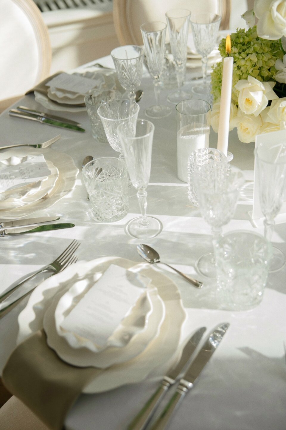 Witte klassieke tafeldecoratie met een vleugel groen