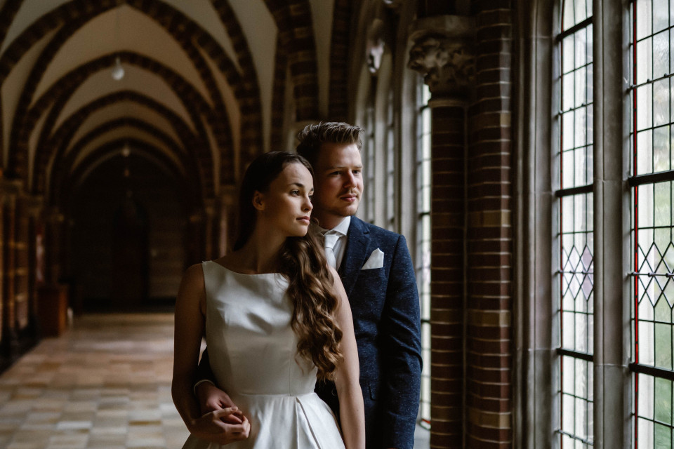 een bruid en bruidegom in een kerk