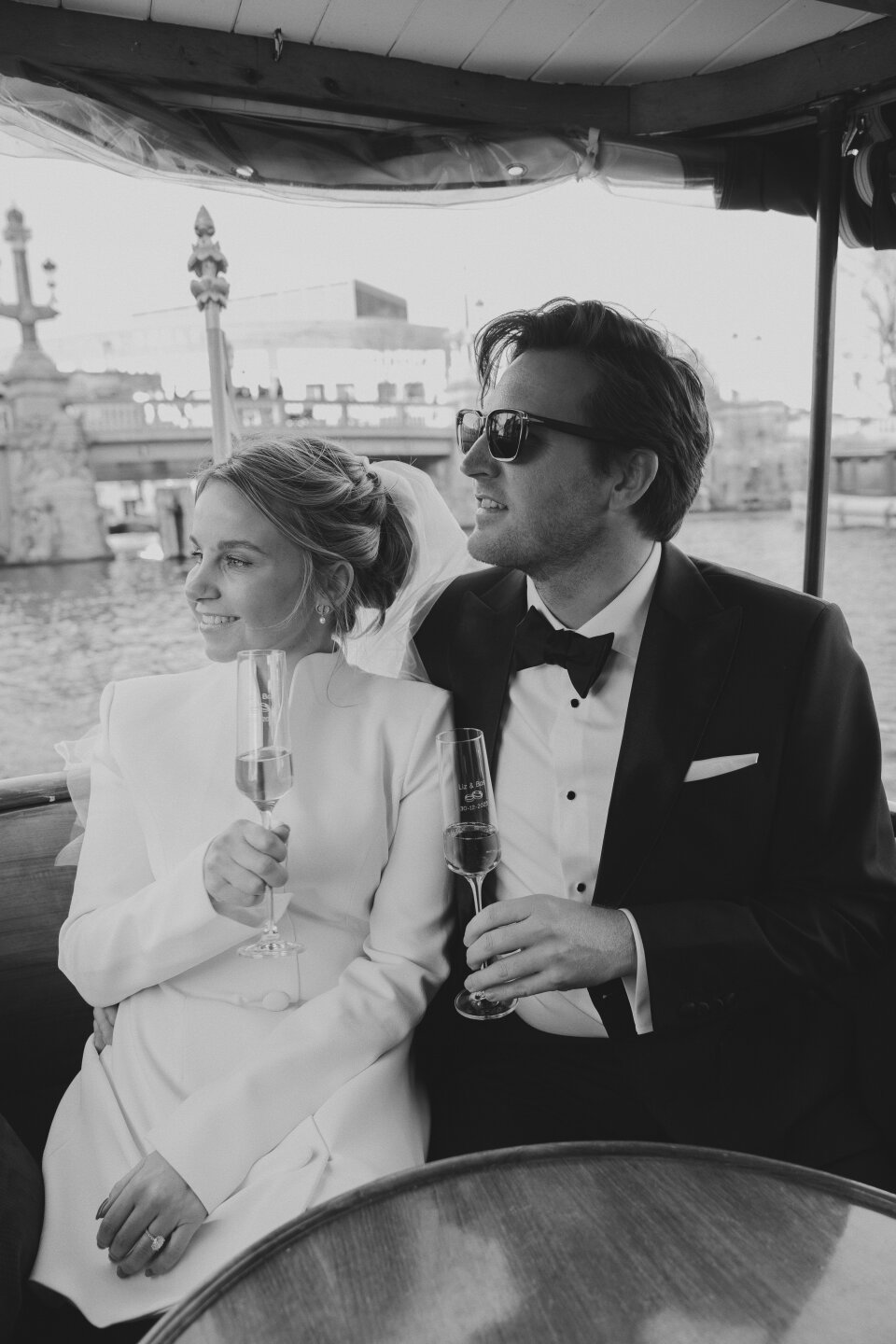 een zwart-wit foto van een man en een vrouw op een boot