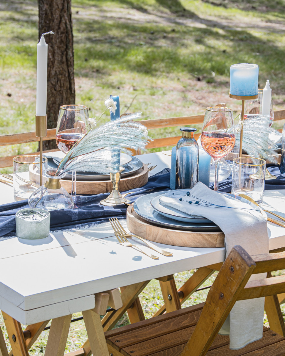 een tafel met wit tafelkleed