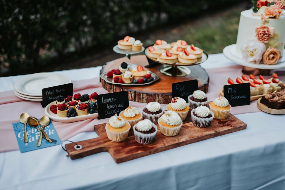 een verscheidenheid aan cupcakes die op een tafel worden tentoongesteld
