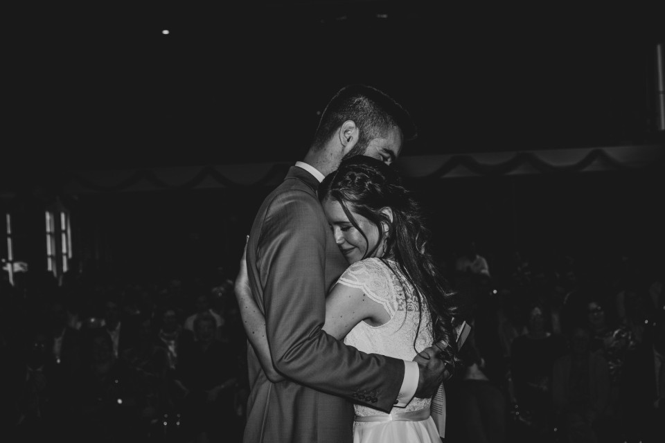 een zwart-wit foto van een bruid en een bruidegom die hun eerste dans delen