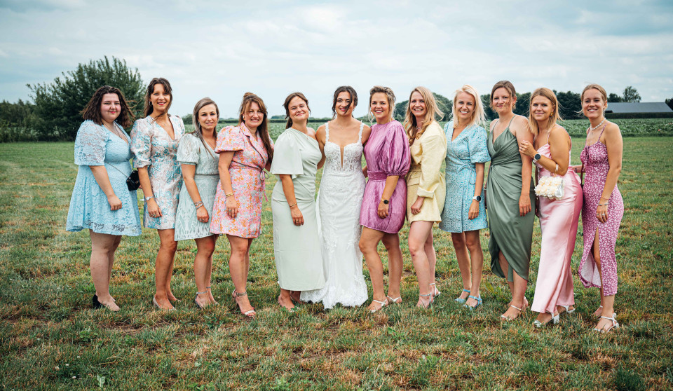 een grote groep vrouwen die in een veld staan