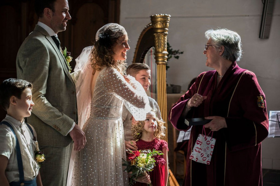 een bruid en bruidegom worden omringd door hun familie